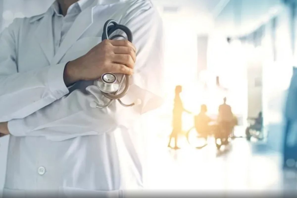 Infecția gravă care poate fi confundată cu o simplă mahmureală. O tânără de 18 ani a fost la un pas de moarte