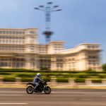 Motocicletele și mopedele vor putea circula pe benzile dedicate transportului public. Ce prevede proiectul adoptat de Camera Deputaților