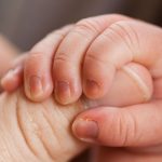 O mamă a fost concediată după ce a cerut un program de noapte pentru a-și îngriji copilul. Decizia care a costat compania 30.000 de euro