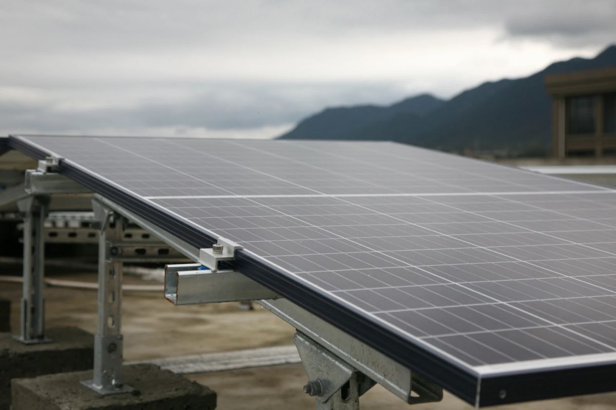 Cât curent produc panourile fotovoltaice toamna. Ce se întâmplă în zilele ploioase și înnorate