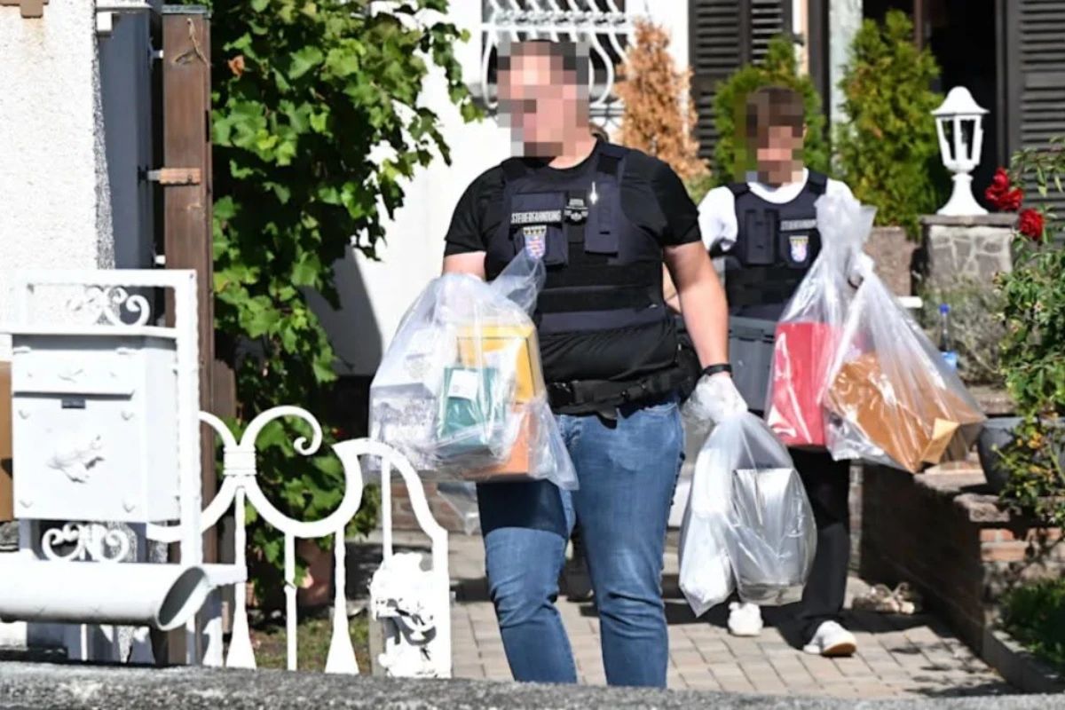 Razie în vila unor români din Germania. Mașini de lux, bijuterii și bani cash, ridicate de anchetatori