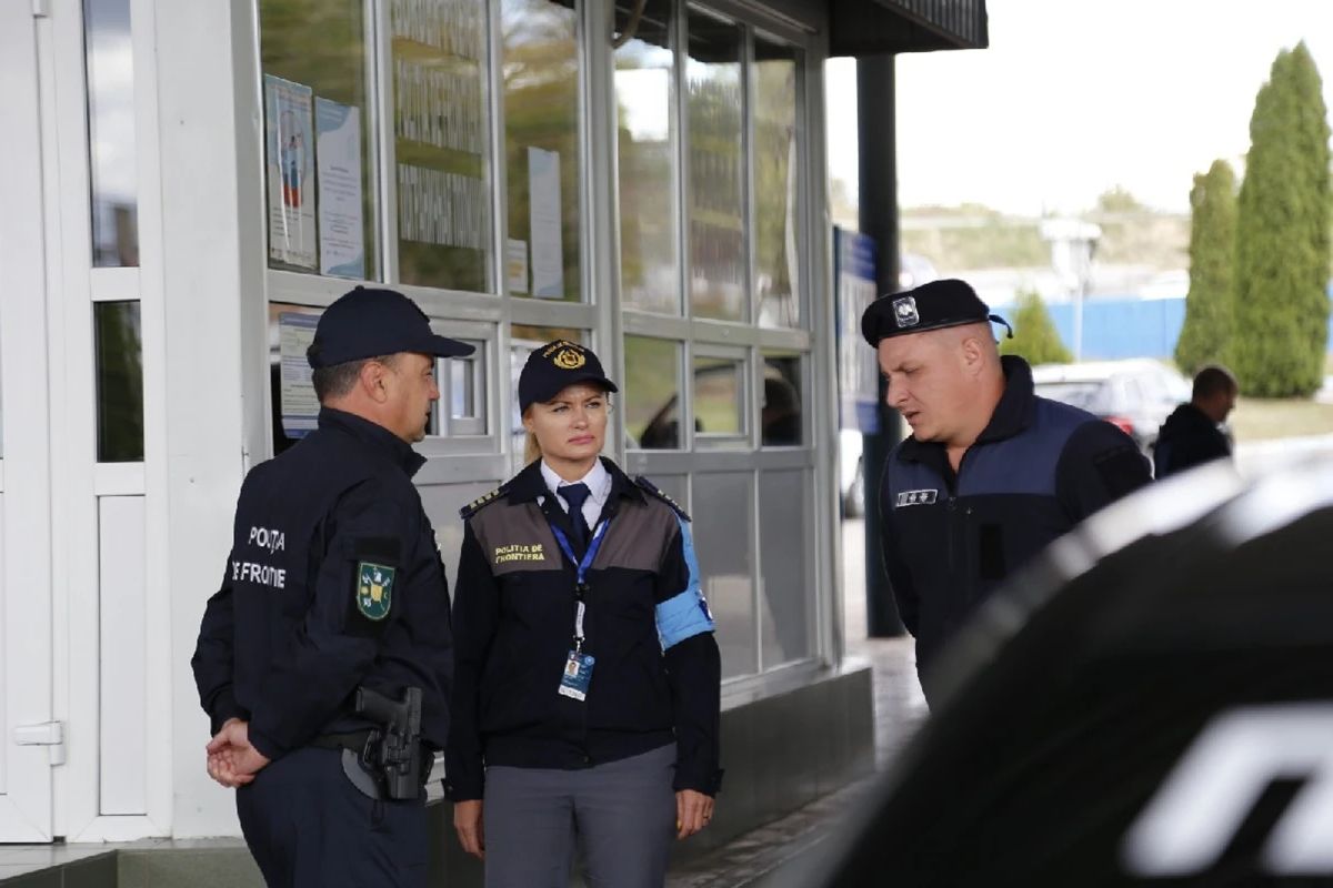 Alertă la granița Republicii Moldova cu Ucraina: un proiectil a lovit un autobuz. Un polițist de frontieră a fost rănit