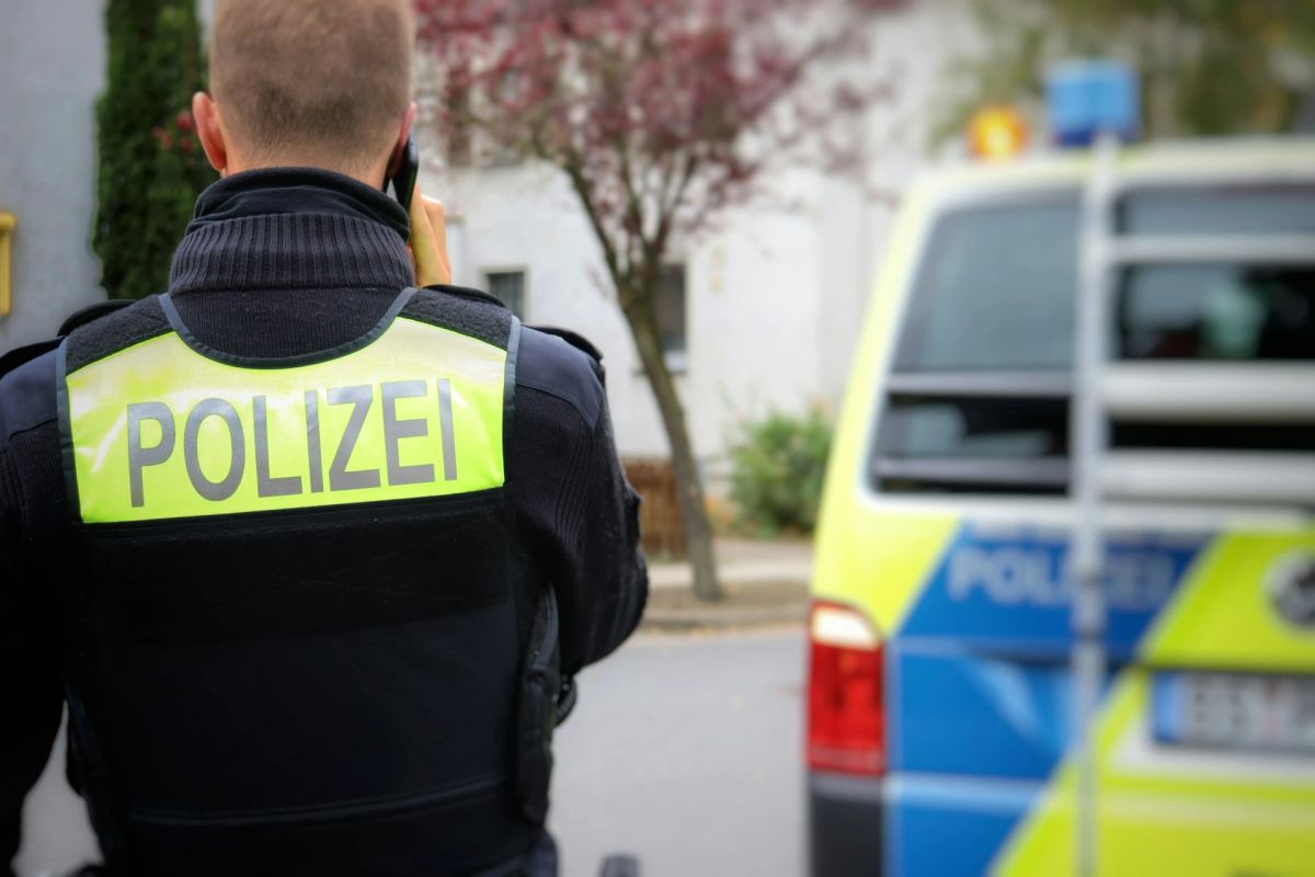 Român suspectat de triplu omor în Germania. Trei tineri au murit după ce scara blocului a luat foc