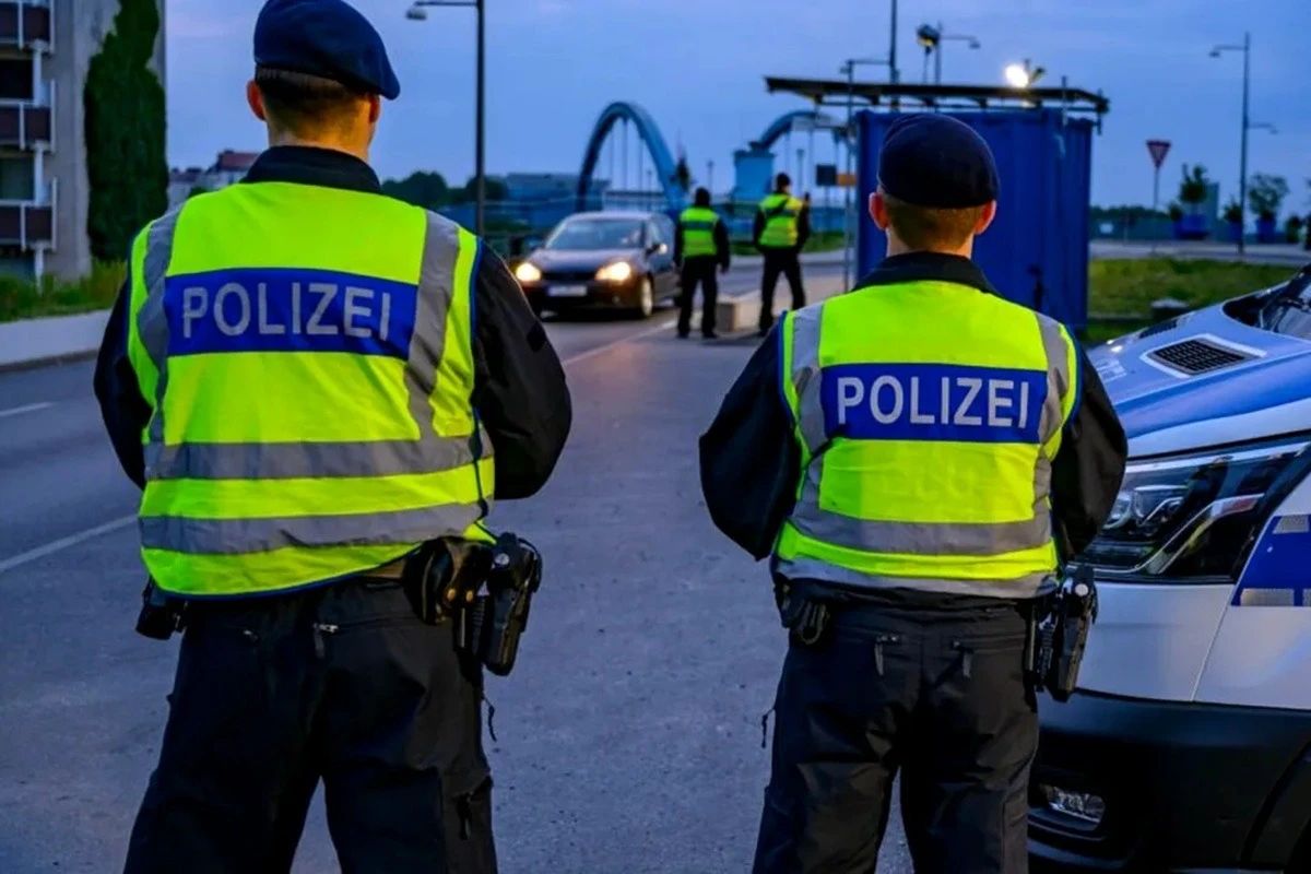 Șase români, acuzați că au spart 29 de case în Germania! Pagube de 250.000 de euro, Porsche și Audi confiscate