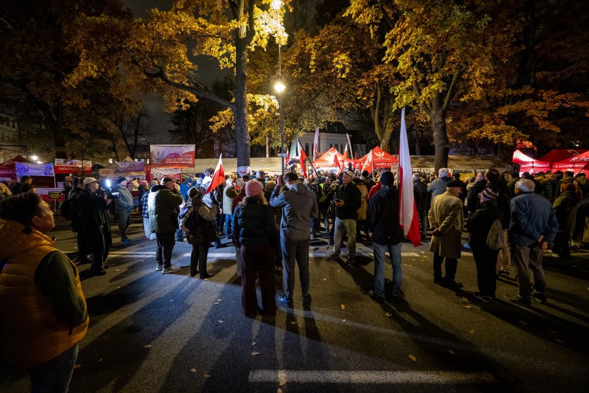 Criză constituțională în Polonia: proteste și confruntări la Tribunalul din Varșovia, după suspendarea conducerii – VIDEO