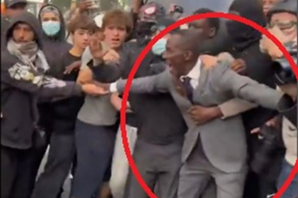 Scene tensionate în Franța. Primarul din Saint-Denis, prins între polițiști și elevii protestatari. Imaginile au devenit virale