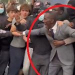 Scene tensionate în Franța. Primarul din Saint-Denis, prins între polițiști și elevii protestatari. Imaginile au devenit virale