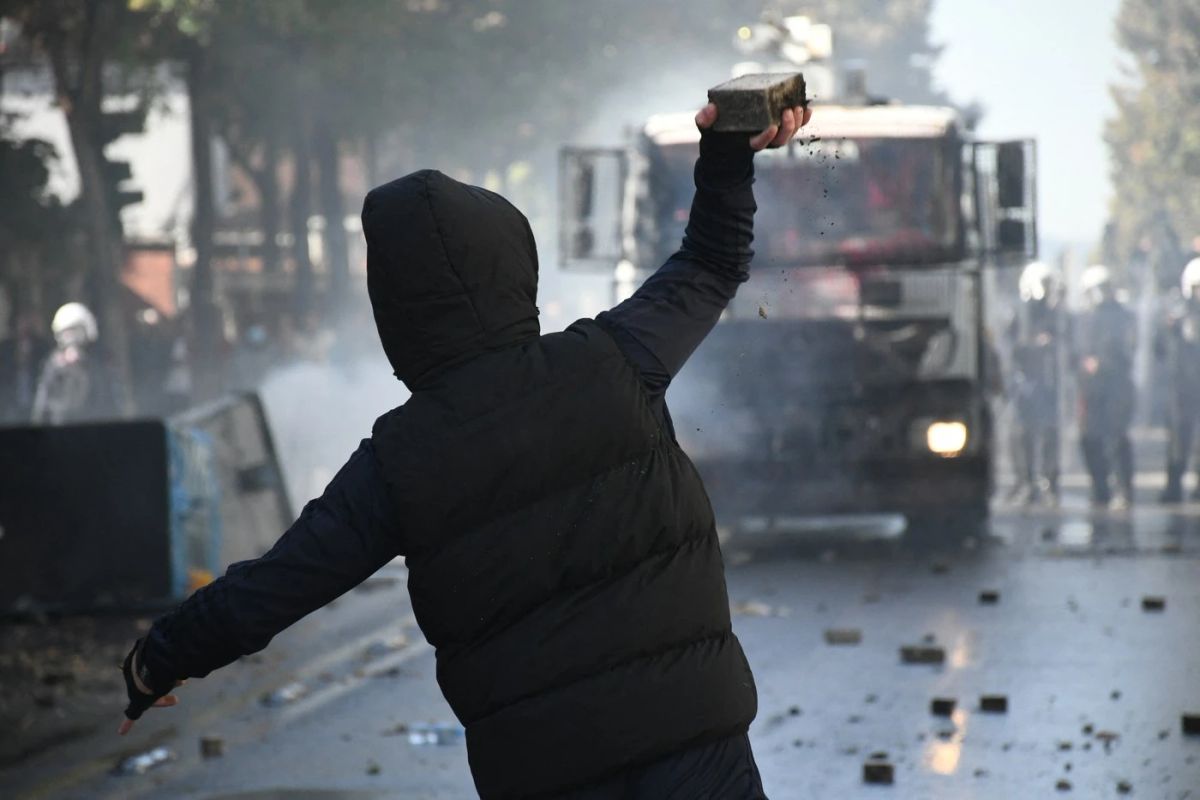 Revoltă de amploare, în Albania, împotriva premierului Edi Rama. Oamenii cer măsuri radicale VIDEO