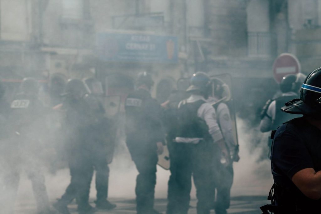 Haos în Franța după proteste violente. Poliția recunoaște că a „pierdut controlul”