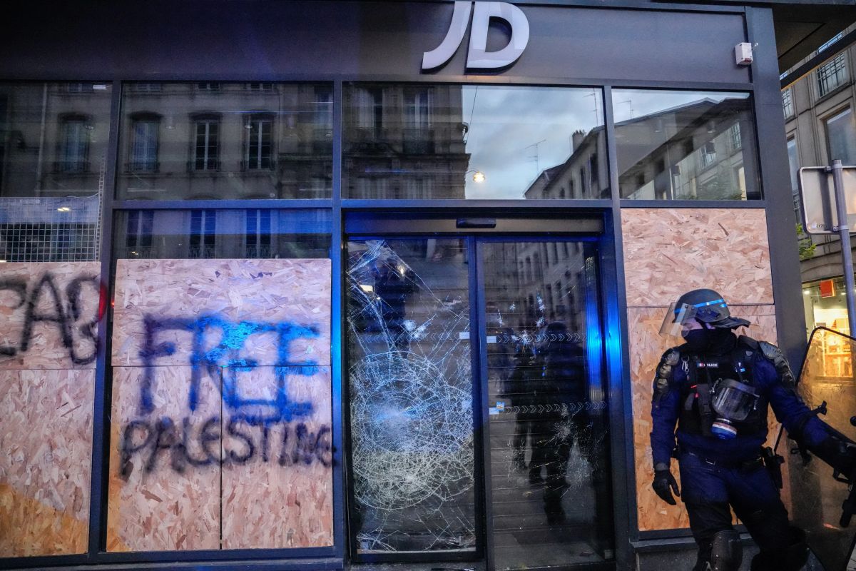 Magazine jefuite în Franța, în timpul protestelor față de scumpiri. Autoritățile anunță 1.200 de rețineri