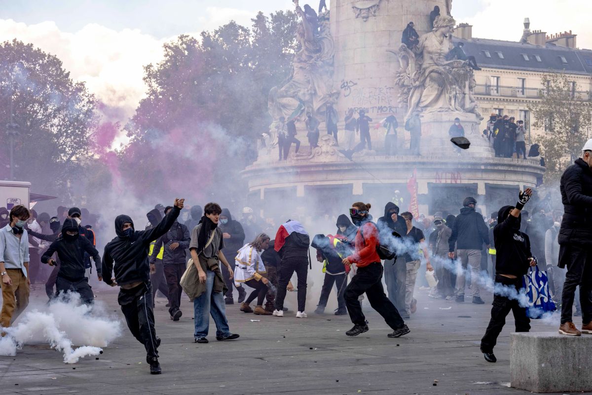 Bilanțul protestelor violente în Franța: 1.200 de persoane reținute și 150 de polițiști și jandarmi răniți