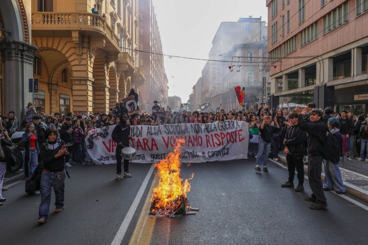 Proteste de amploare în Italia împotriva guvernului Meloni. ”Vrem mai multe săli de clasă, nu mai multe bombe!” -FOTO/VIDEO