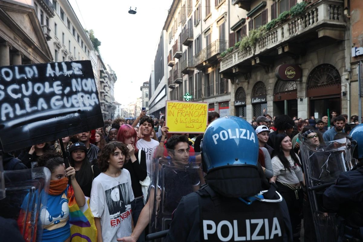 Proteste tensionate în Italia. Poliția a răspuns cu gaze lacrimogene la atacurile manifestanților | VIDEO
