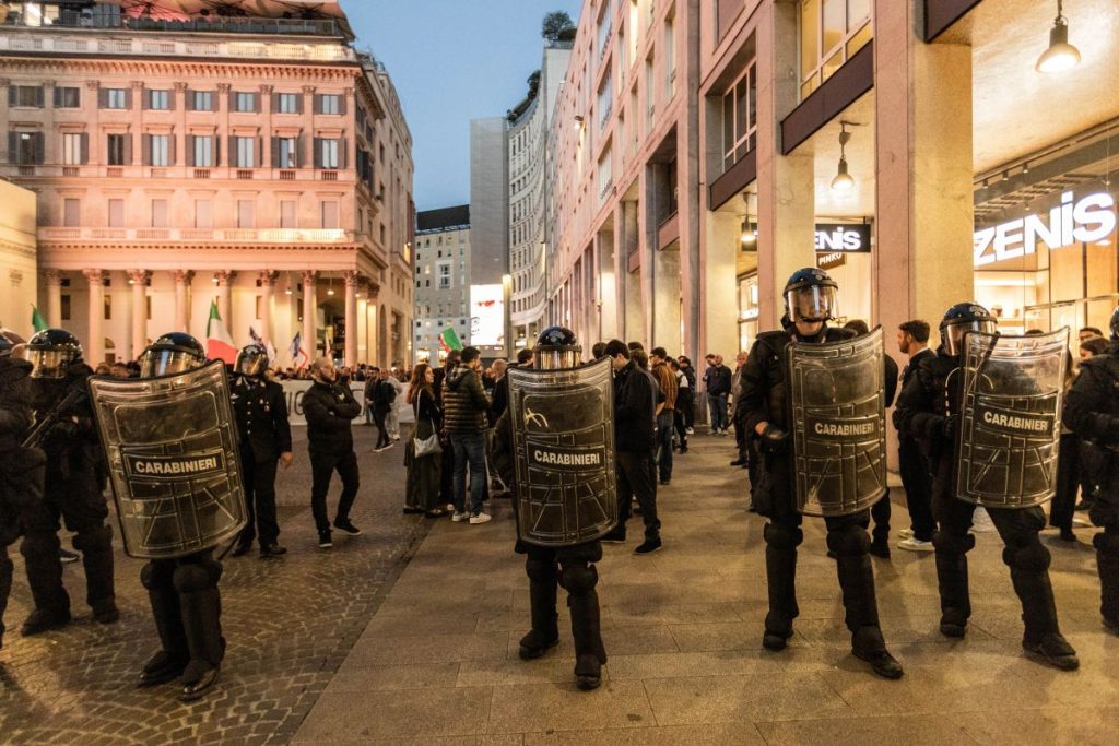 Italia trimite 500 de militari la Milano după violențele de la proteste. Sute de tineri, reținuți: ce măsuri pregătește guvernul Meloni