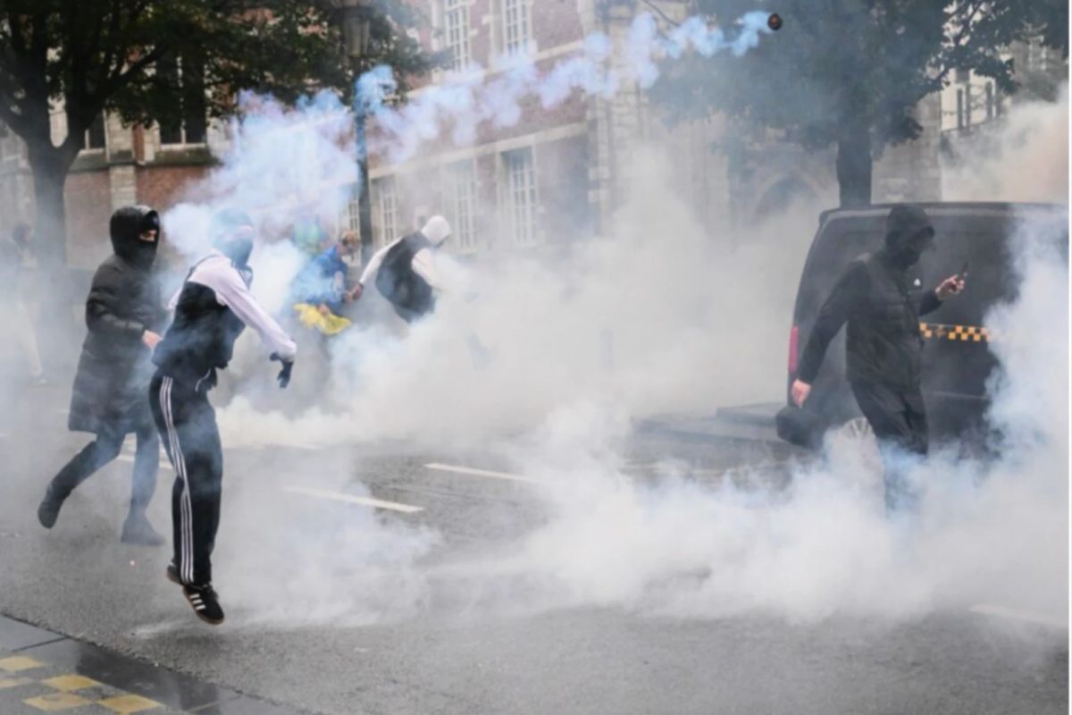 Proteste violente la Bruxelles. Poliția a intervenit cu gaze lacrimogene și tunuri cu apă – VIDEO