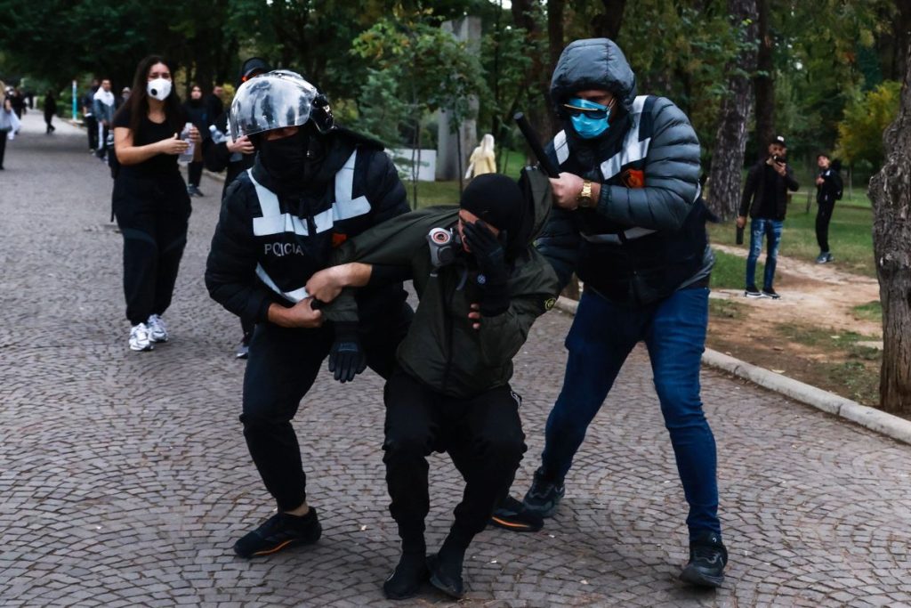 Revolte violente în Albania: premierul Edi Rama, presat să demisioneze
