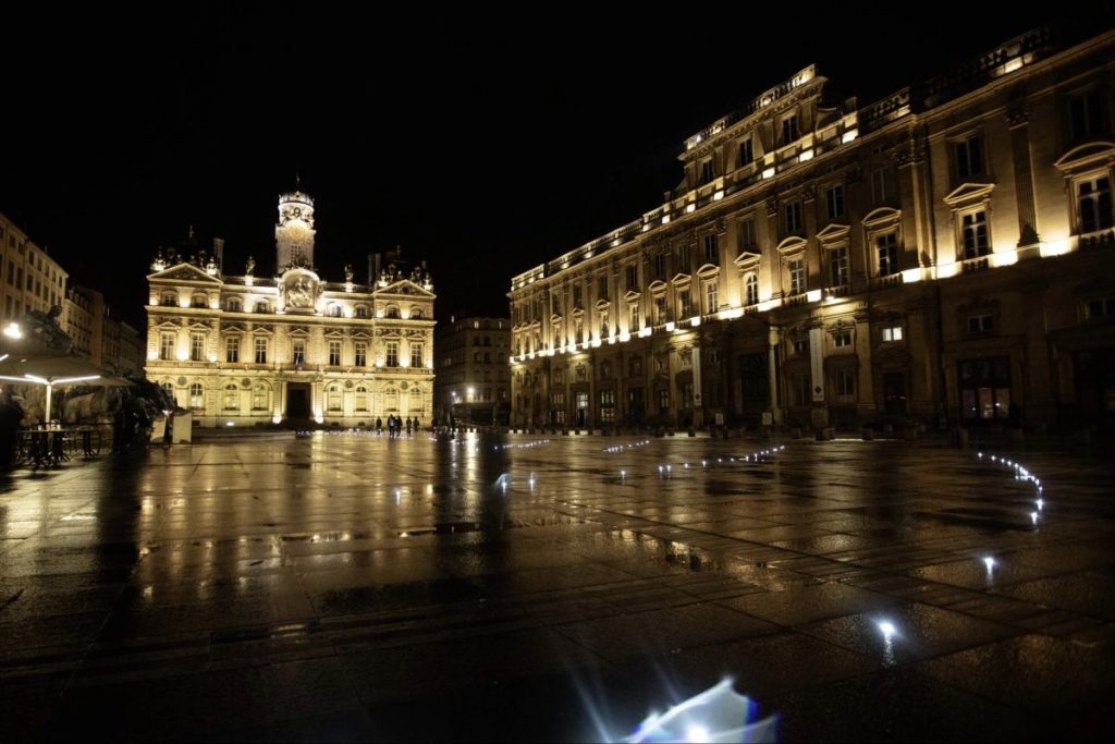 Franța impune restricții de circulație în mai multe orașe, după protestele violente. Autoritățile nu excud declararea stării de urgență