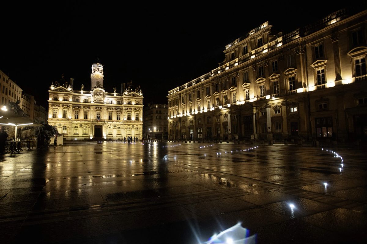 Franța impune restricții de circulație în mai multe orașe, după protestele violente. Autoritățile nu excud declararea stării de urgență
