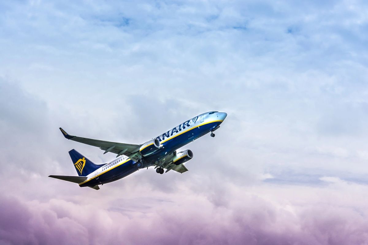 Ryanair renunță la 13 aeroporturi europene. Ce se întâmplă cu zborurile din România