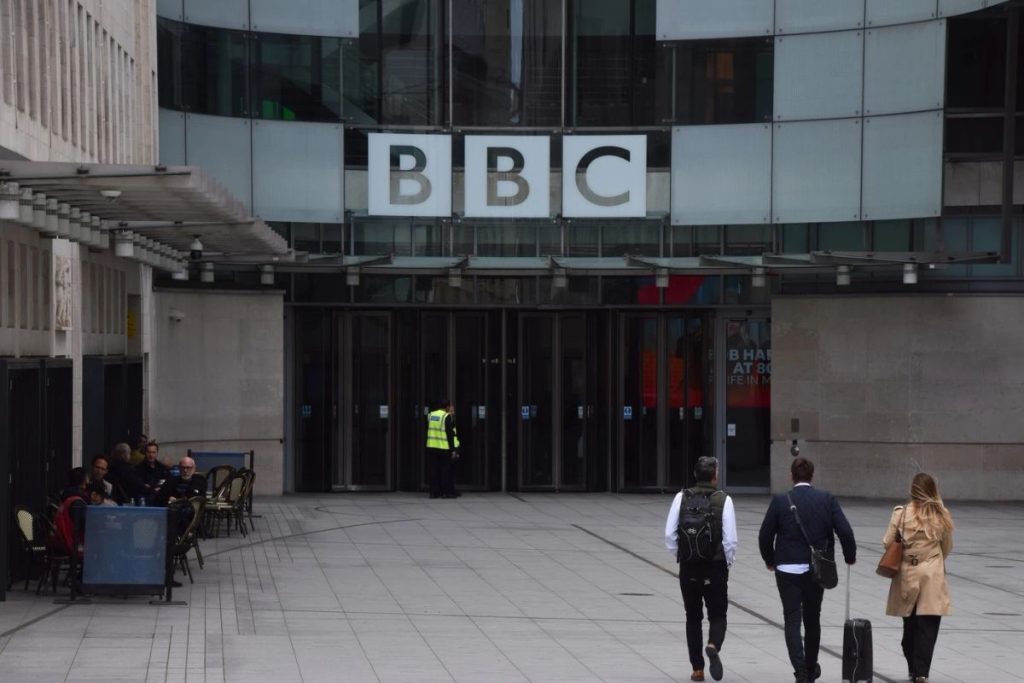 Decizie radicală la BBC: două canale se închid definitiv, iar 100 de oameni vor fi concediați