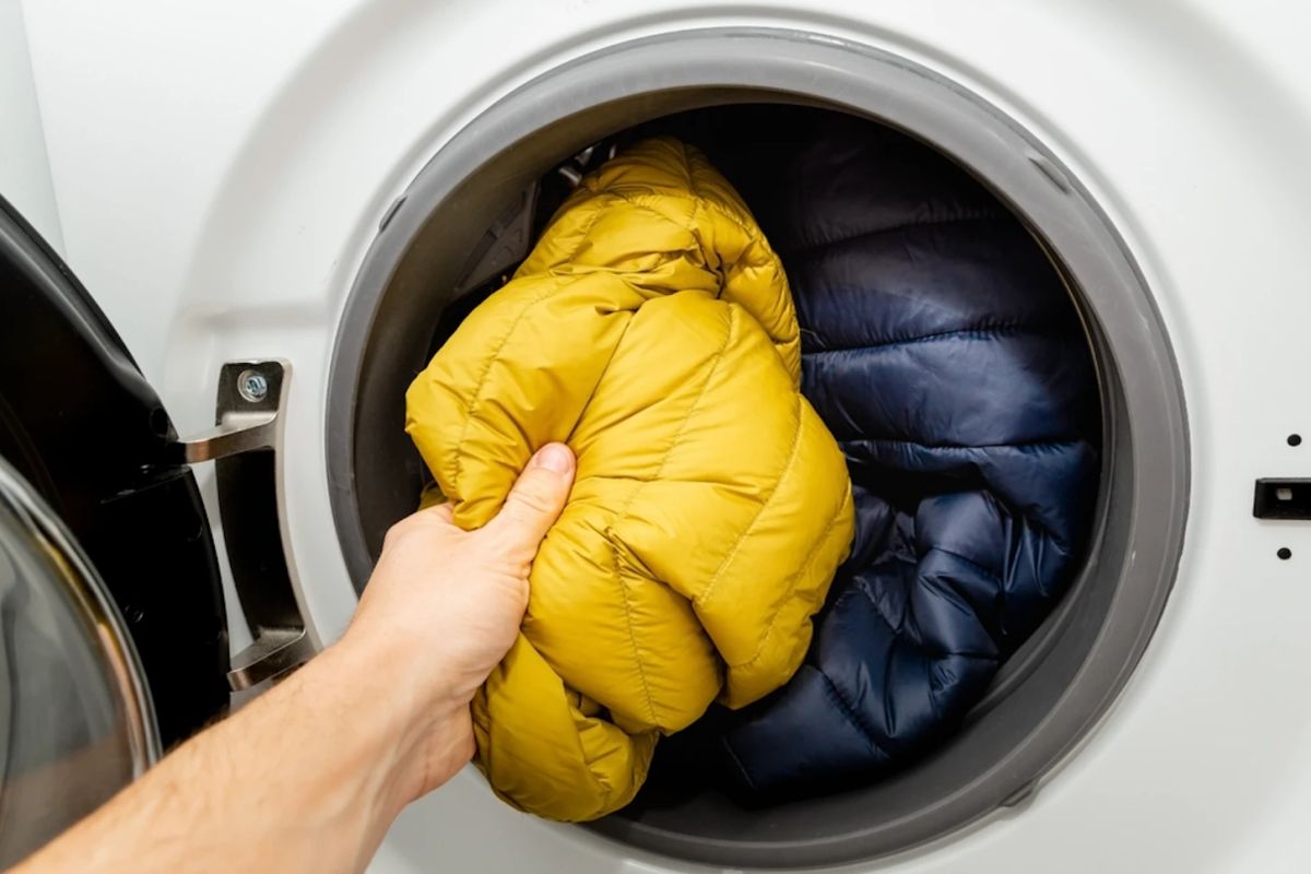 Cum speli și depozitezi corect hainele cu puf: 5 recomandări de care să ții cont