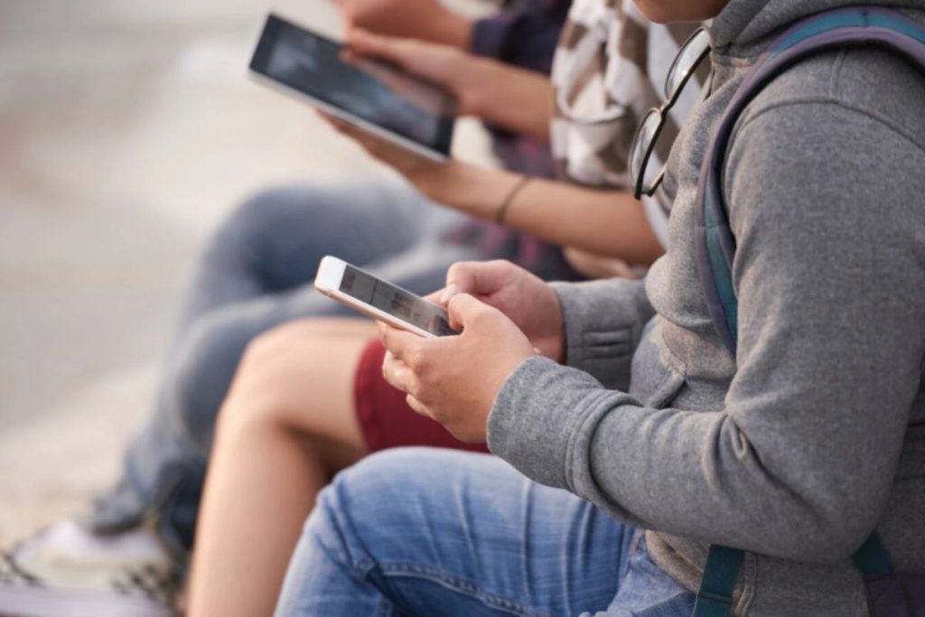 Încă o țară interzice rețelele sociale pentru copiii sub 15 ani. Platformele, obligate să verifice vârsta utilizatorilor