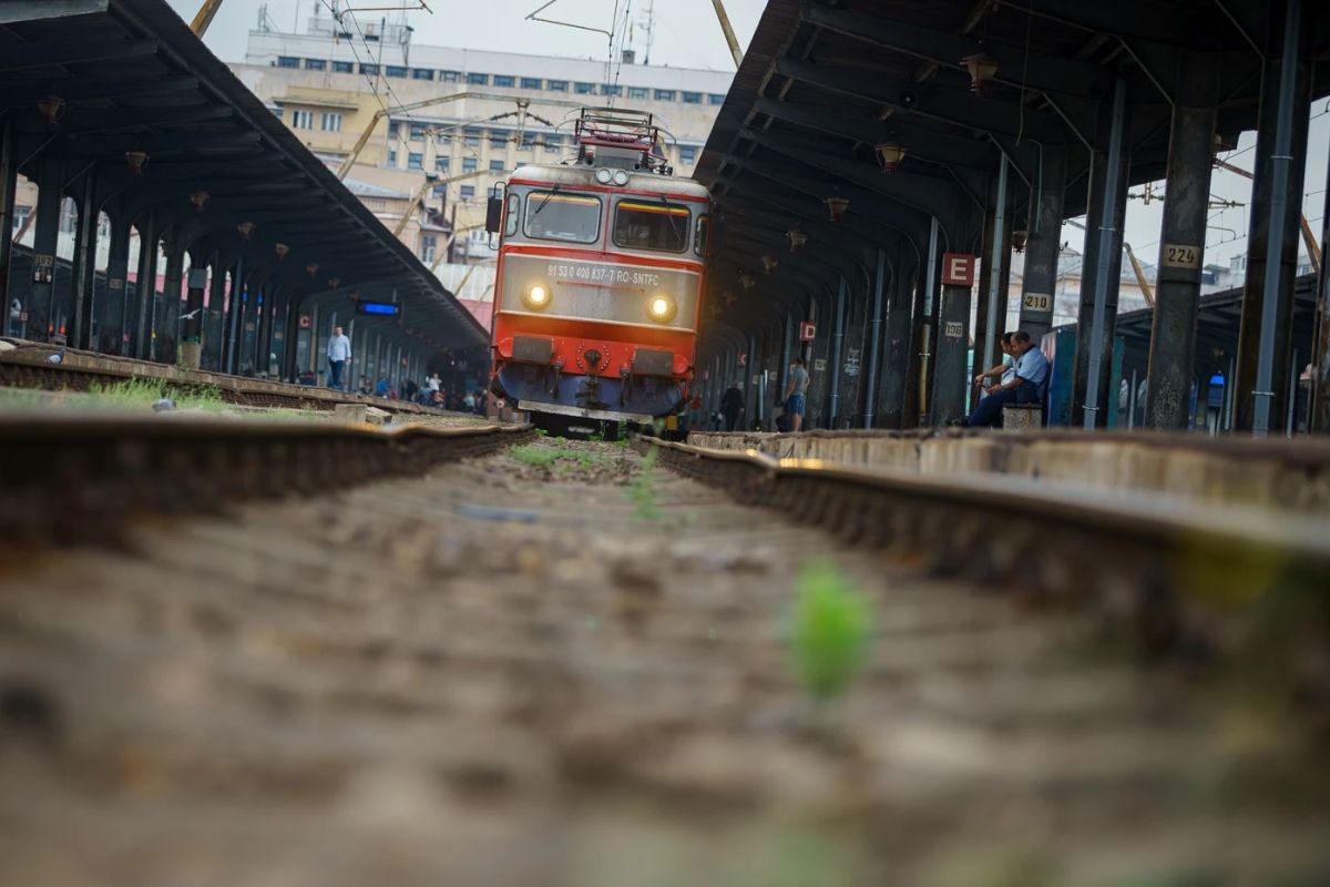 Trafic feroviar blocat la Buzău. Bărbat de 80 de ani, lovit mortal de un tren care circula pe ruta Iași – București