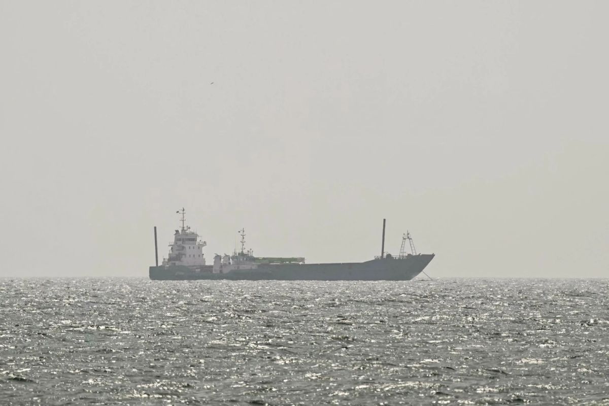 Un petrolier a luat foc în Strâmtoarea Ormuz după ce a lovit o mină. Iranul amenință navele care tranzitează zona fără autorizație