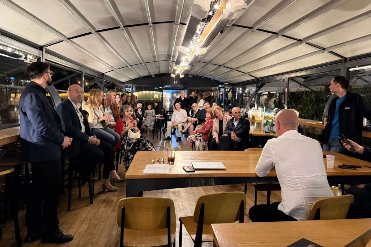 Întrunire de lux la USR, pe un vas restaurant privat pe Sena. Nota pentru o astfel de seară poate trece de 6.000 de euro