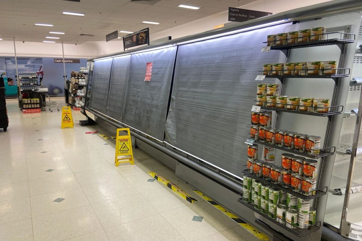 Atac cibernetic fără precedent asupra hipermarketurilor din Europa. Sute de vitrine frigorifice au fost setate pe încălzire, tone de alimente au fost distruse