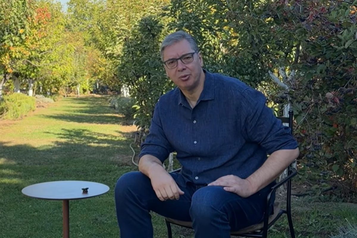 Vucic a ajuns să „dezbată” cu o piatră înaintea alegerilor din Serbia. Opoziția îl refuză, iar replica vine dintr-o grădină